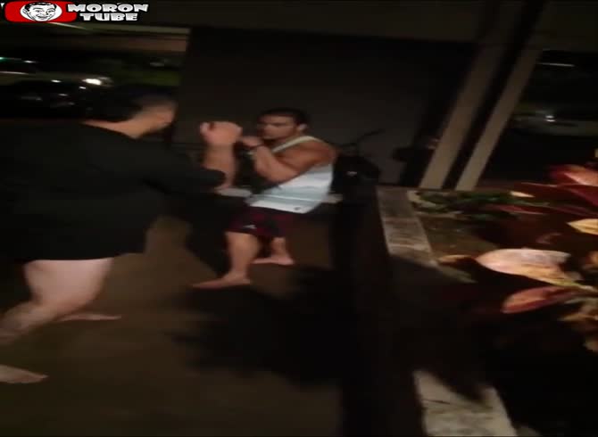 Video :He's not prepared for the battle that the muscular guy starts